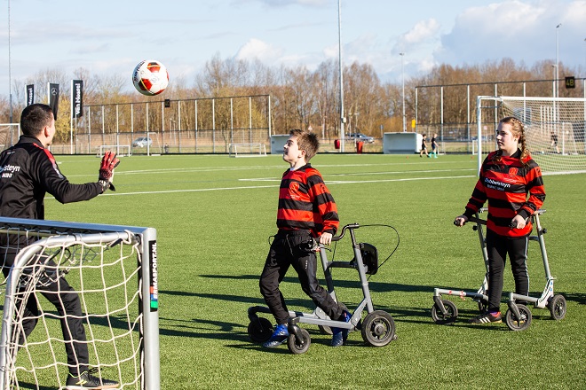 Thijmen op frame-voetbal